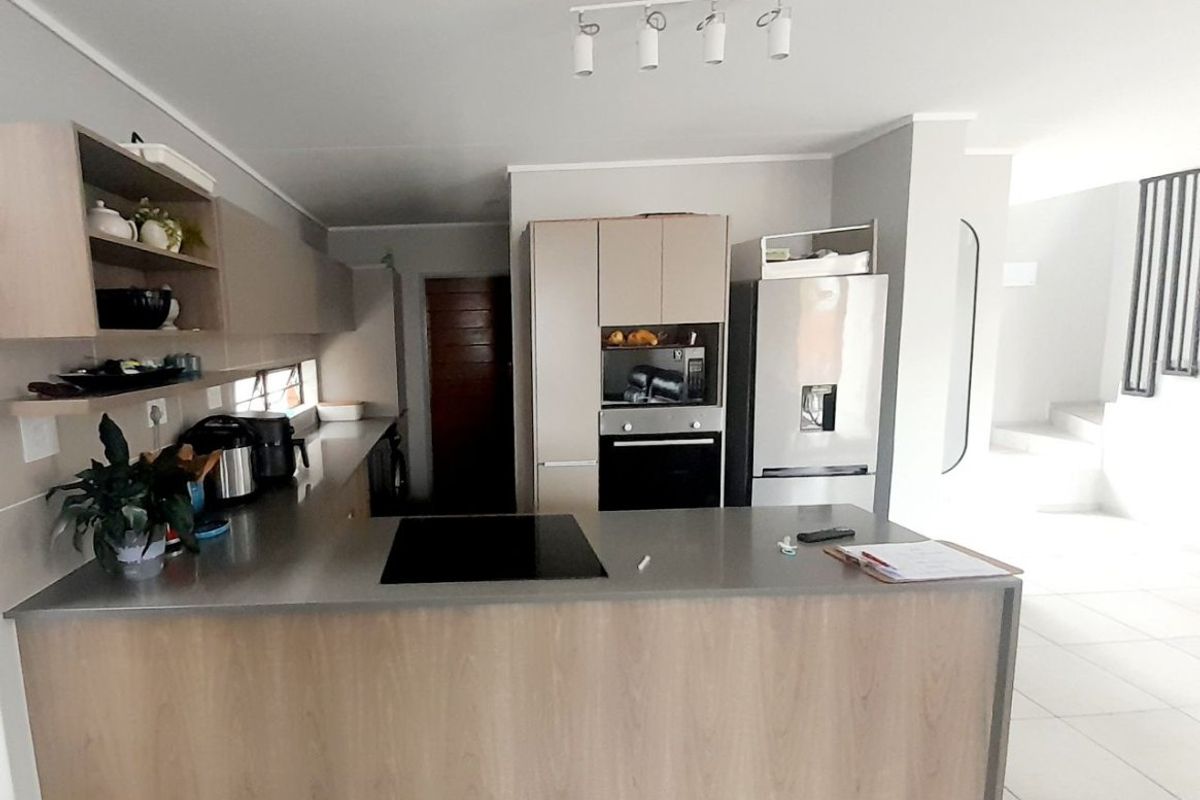 Modern Luxury Double-Storey Home in Secure Estate - Photo 4