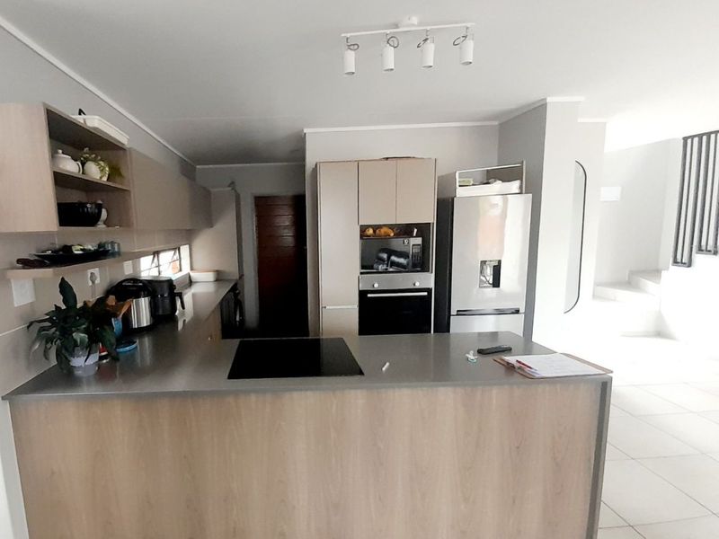 Modern Luxury Double-Storey Home in Secure Estate - Photo 4