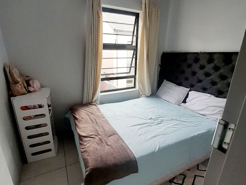 Modern Luxury Double-Storey Home in Secure Estate - Photo 10