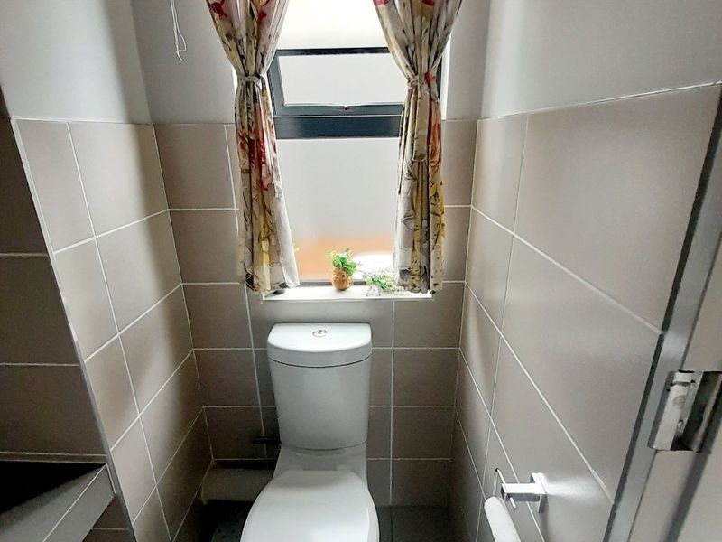 Modern Luxury Double-Storey Home in Secure Estate - Photo 7