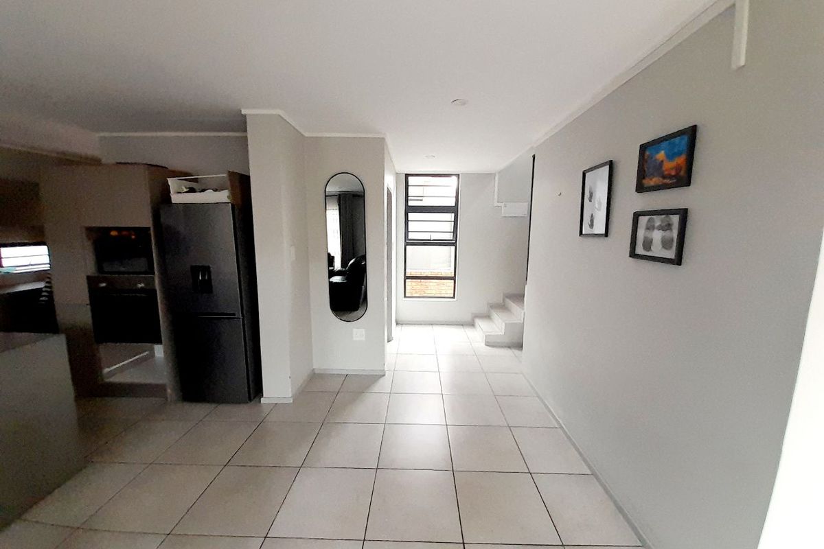 Modern Luxury Double-Storey Home in Secure Estate - Photo 3
