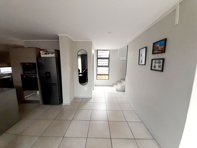 Modern Luxury Double-Storey Home in Secure Estate - Photo 3