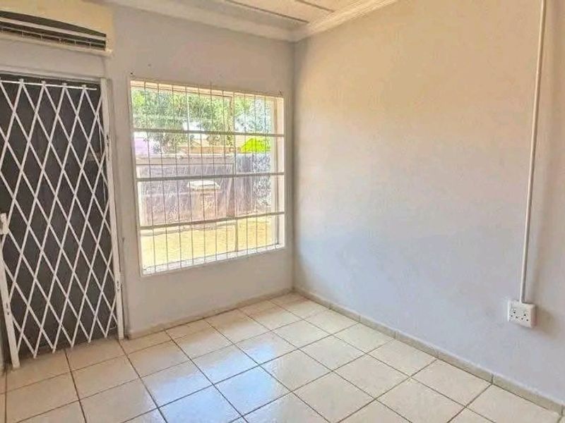 Beautiful 3 bedroom property in Montana Doornpoort for salr - Photo 3
