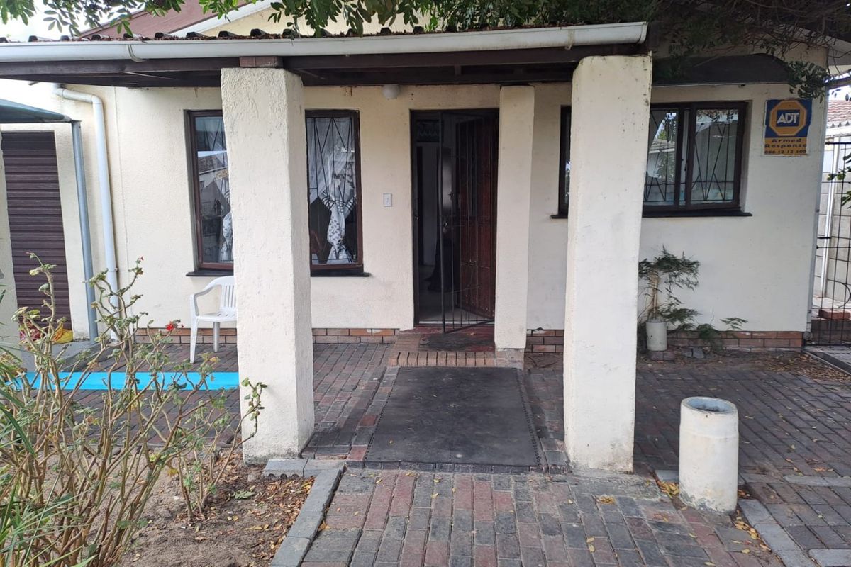 This cozy family home is a great way to start - Photo 2