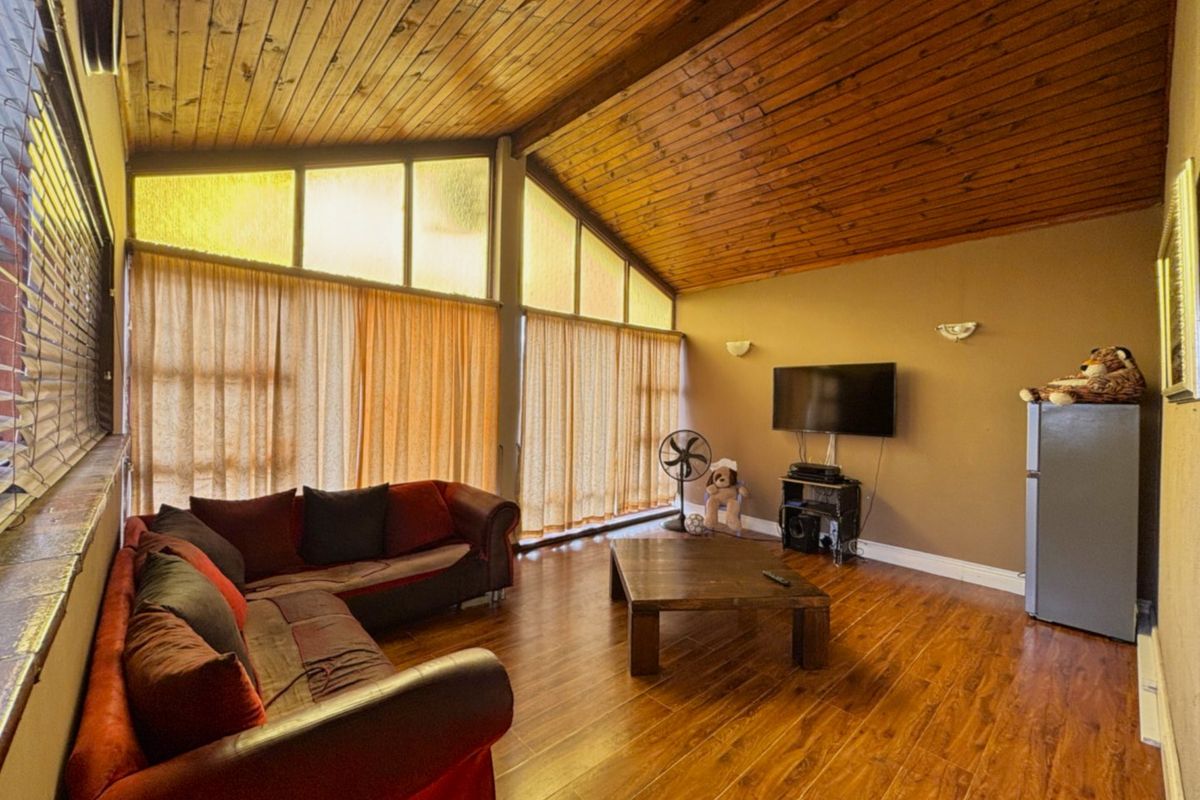 Rare Opportunity in an Exclusive Wynberg Close – Spacious 4-Bedroom Home - Photo 3