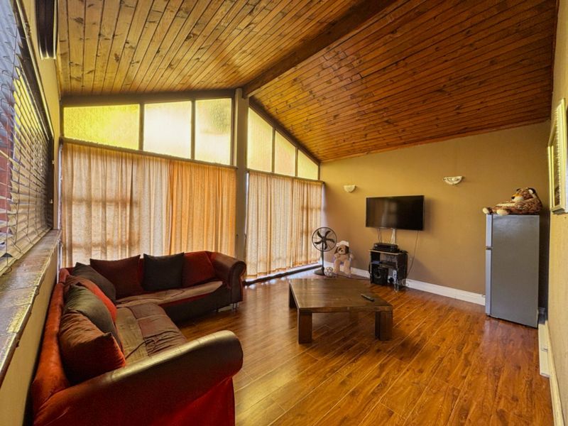 Rare Opportunity in an Exclusive Wynberg Close – Spacious 4-Bedroom Home - Photo 3