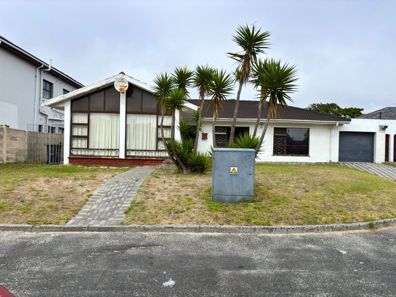 Rare Opportunity in an Exclusive Wynberg Close – Spacious 4-Bedroom Home - Photo 2