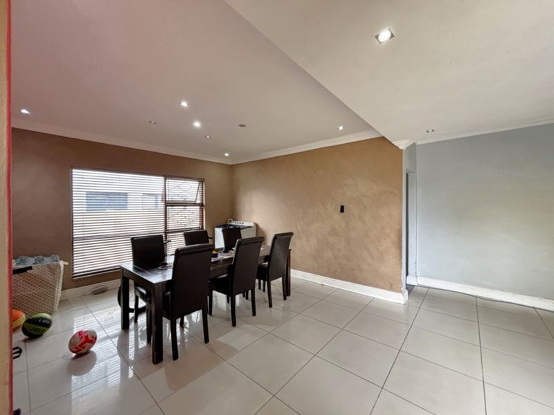 Rare Opportunity in an Exclusive Wynberg Close – Spacious 4-Bedroom Home - Photo 7