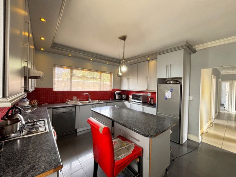 Rare Opportunity in an Exclusive Wynberg Close – Spacious 4-Bedroom Home - Photo 8