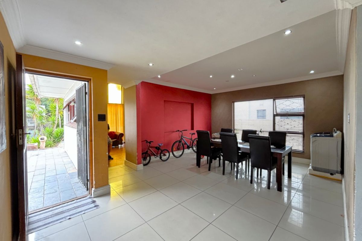 Rare Opportunity in an Exclusive Wynberg Close – Spacious 4-Bedroom Home - Photo 5