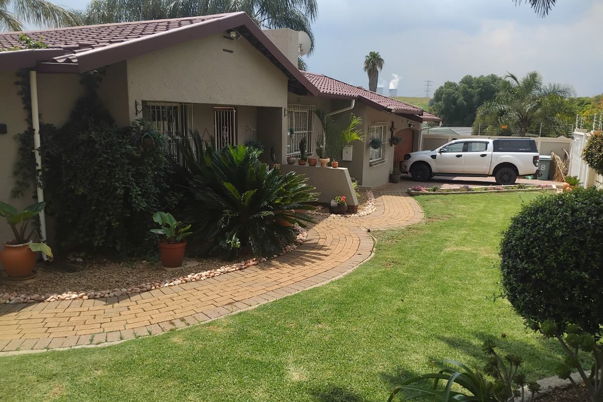 Spacious Family Living with Pool, Pub & Large Garden!  - Photo 3