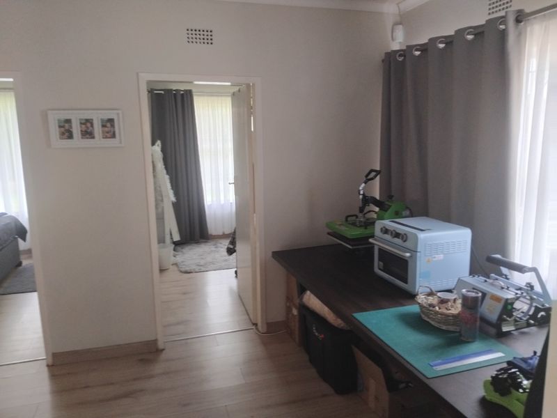 Spacious Family Living with Pool, Pub & Large Garden!  - Photo 8