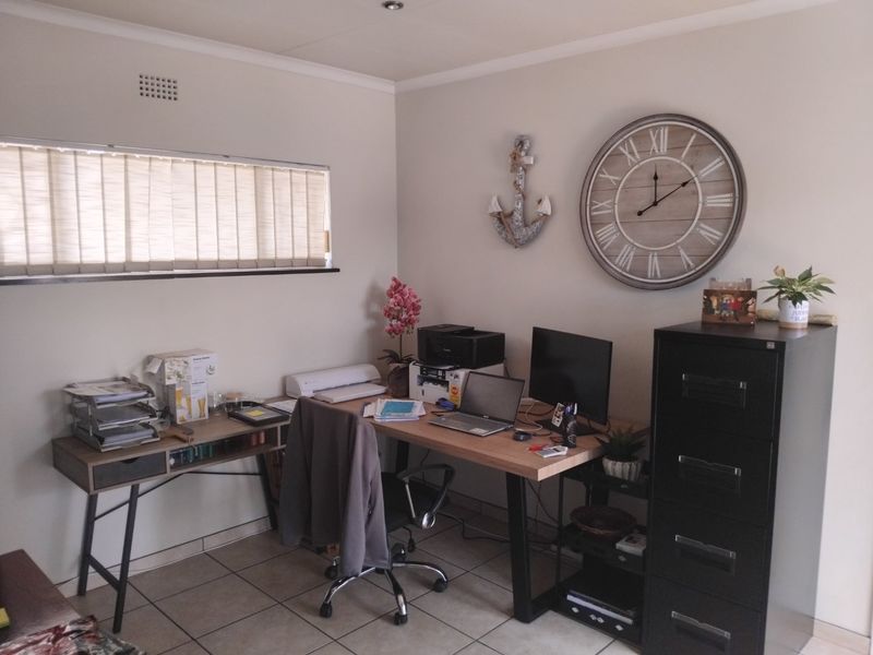 Spacious Family Living with Pool, Pub & Large Garden!  - Photo 7