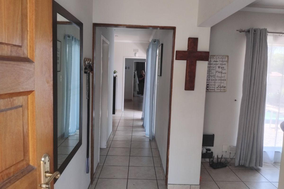 Spacious Family Living with Pool, Pub & Large Garden!  - Photo 5