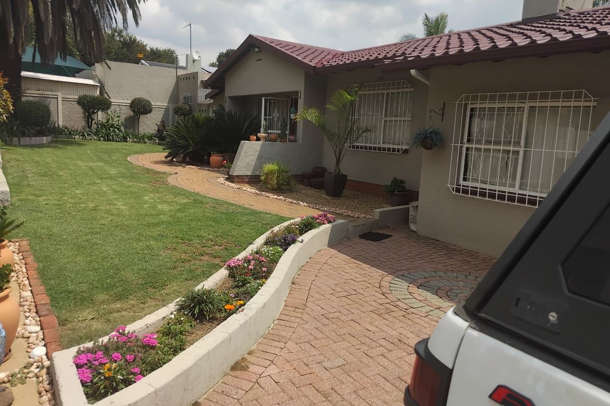 Spacious Family Living with Pool, Pub & Large Garden!  - Photo 2