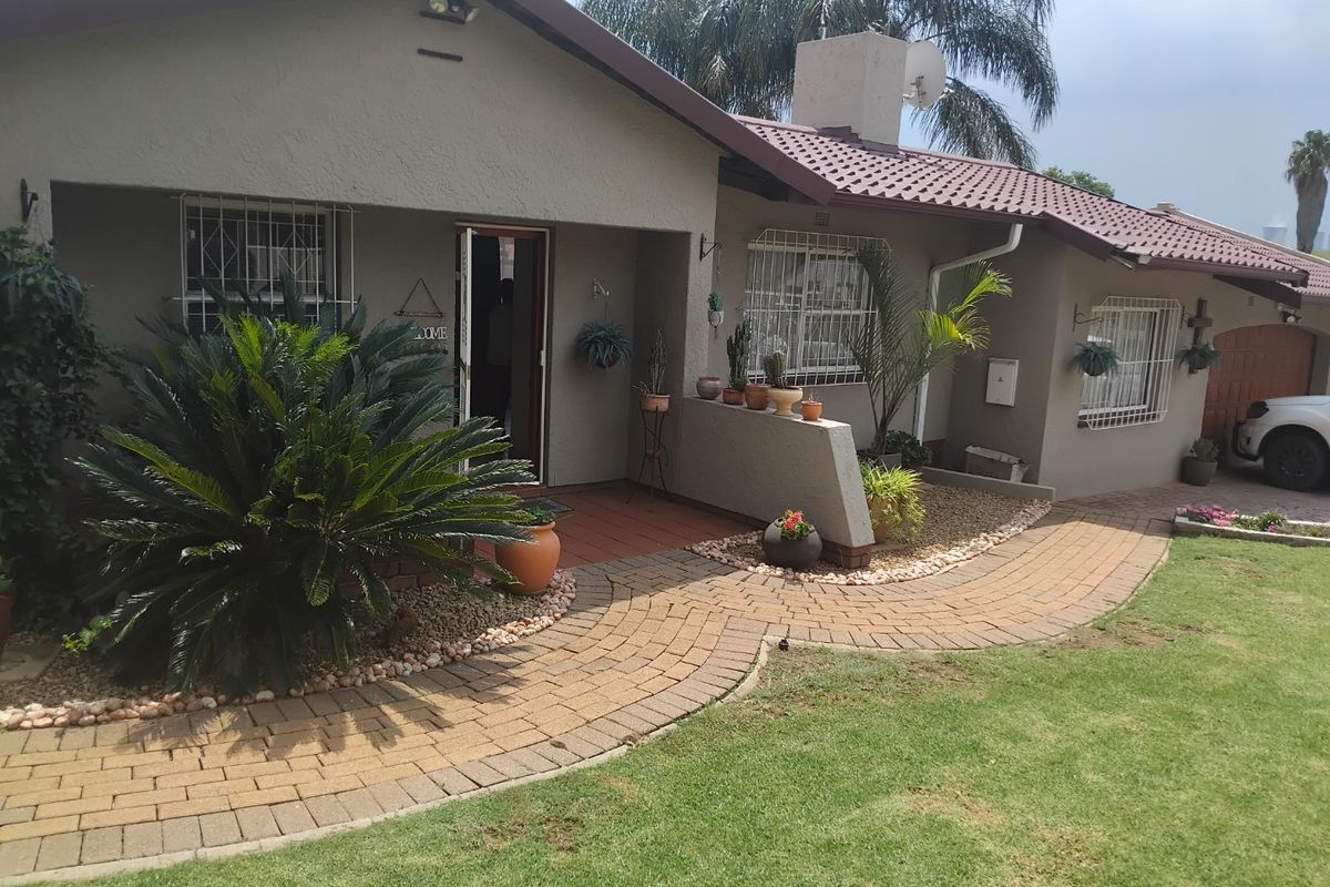 Spacious Family Living with Pool, Pub & Large Garden!  - Photo 4