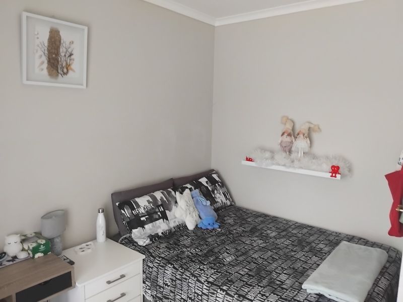 Spacious Family Living with Pool, Pub & Large Garden!  - Photo 10