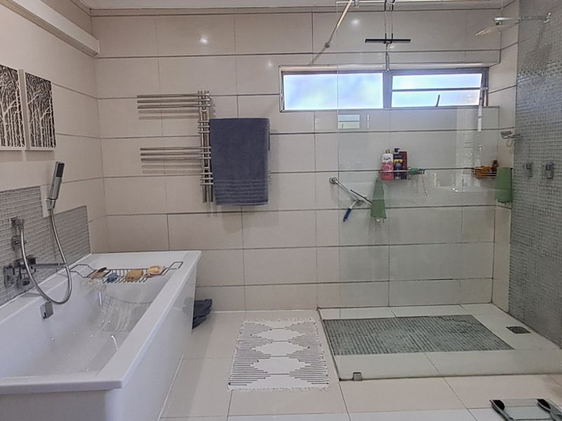 Two-minute stroll from the beach - Photo 10