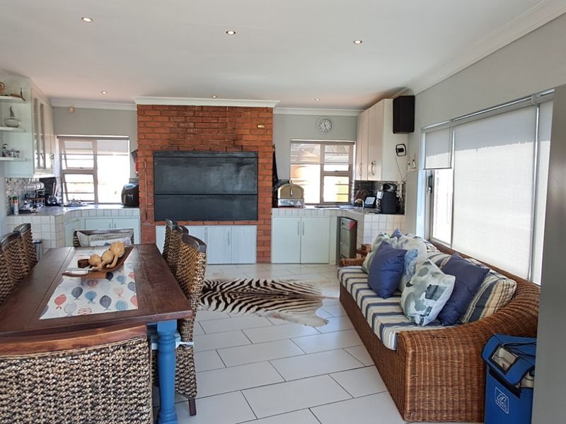 Two-minute stroll from the beach - Photo 6