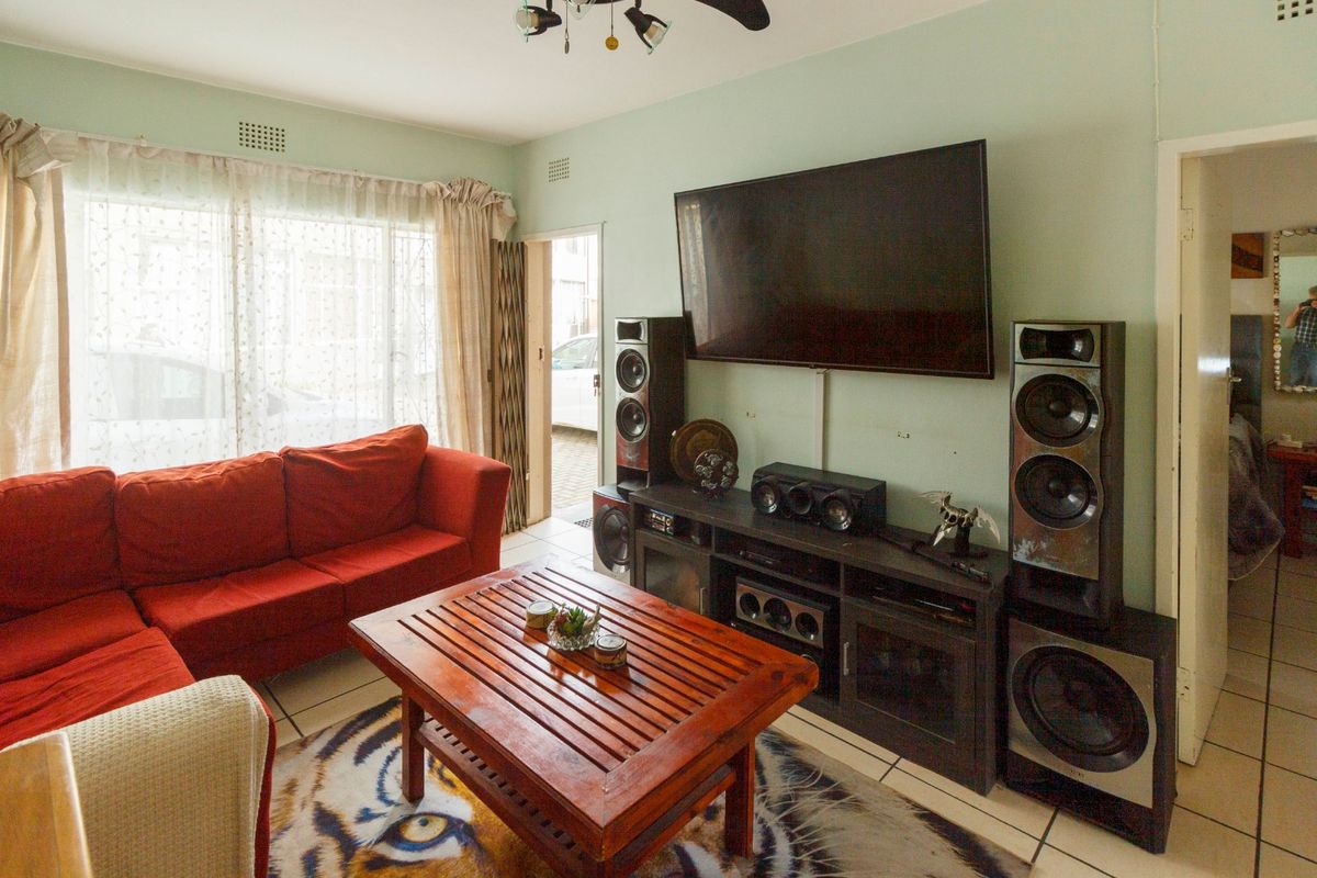 Lock up and go apartment in Witpoortjie - Photo 3