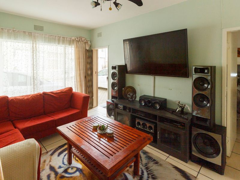 Lock up and go apartment in Witpoortjie - Photo 3