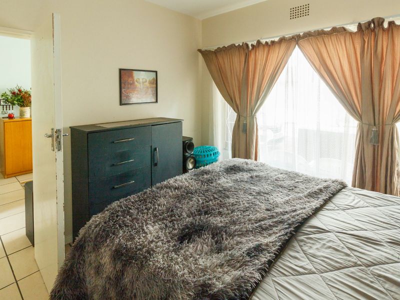 Lock up and go apartment in Witpoortjie - Photo 10