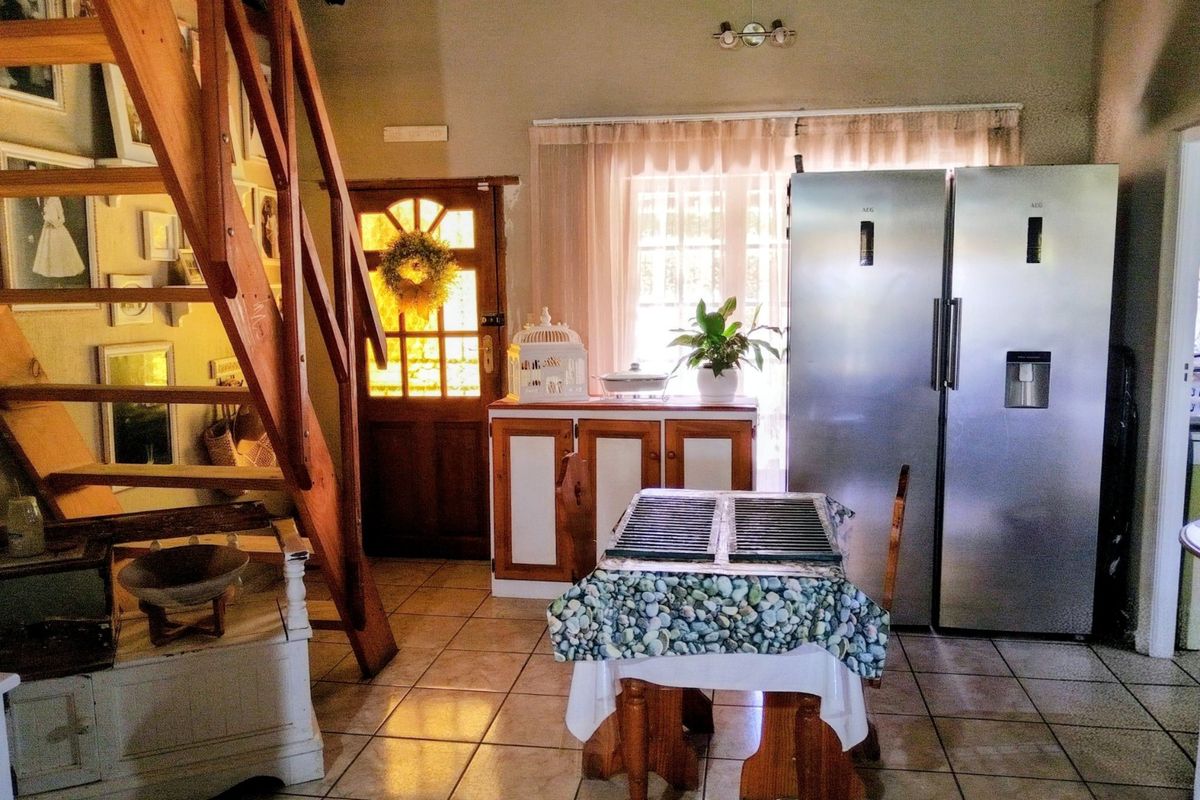 3 Bedroom Family Home with Breathtaking view of the Vaal Dam - Photo 4