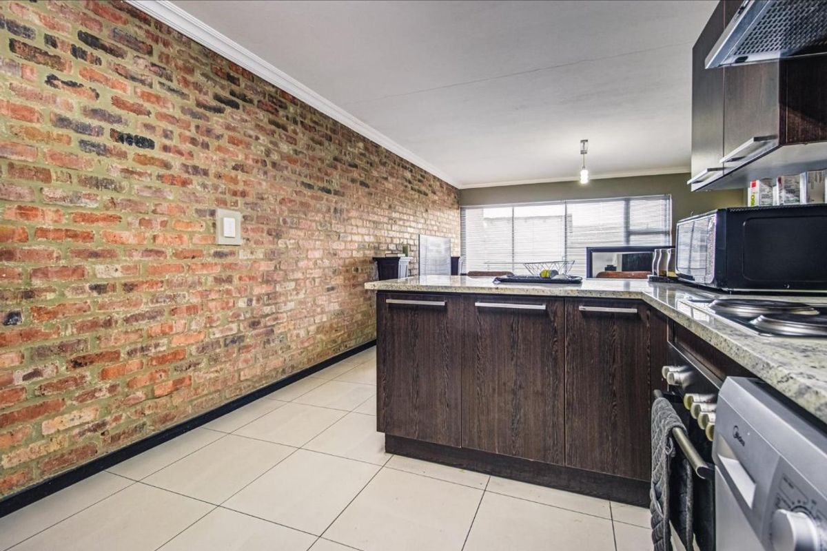 Stylish 2-Bedroom Apartment at the Kennedy with gym etc.  - Photo 4