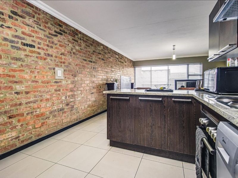 Stylish 2-Bedroom Apartment at the Kennedy with gym etc.  - Photo 4