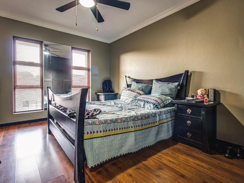 Stylish 2-Bedroom Apartment at the Kennedy with gym etc.  - Photo 7