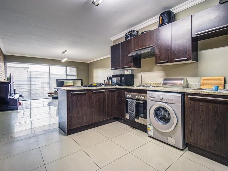 Stylish 2-Bedroom Apartment at the Kennedy with gym etc.  - Photo 2