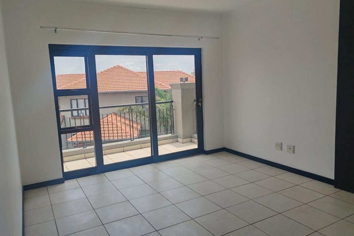 Modern 3 Bedroom Townhouse – Pet Friendly & Secure! - Photo 5