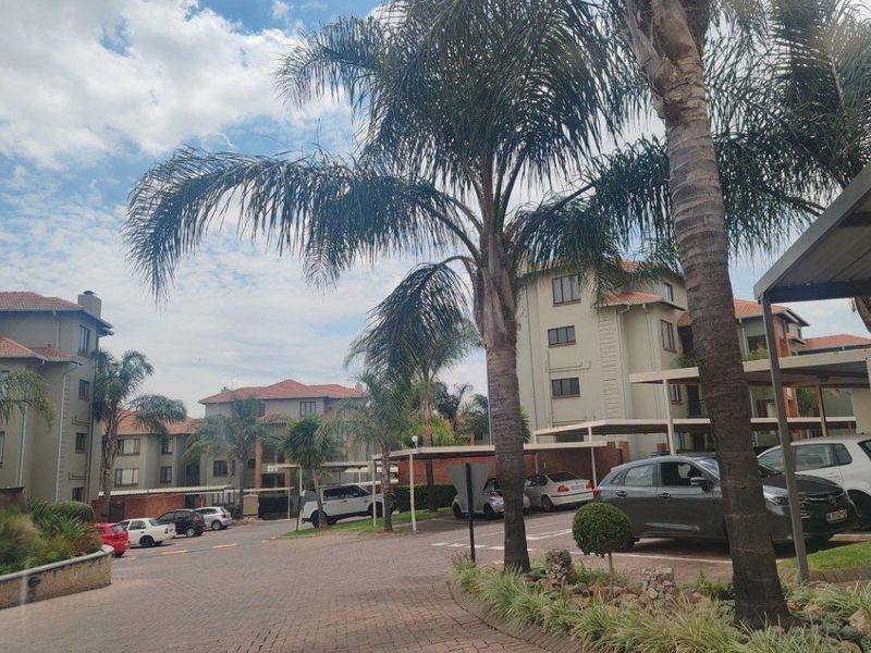 Modern 3 Bedroom Townhouse – Pet Friendly & Secure! - Photo 8