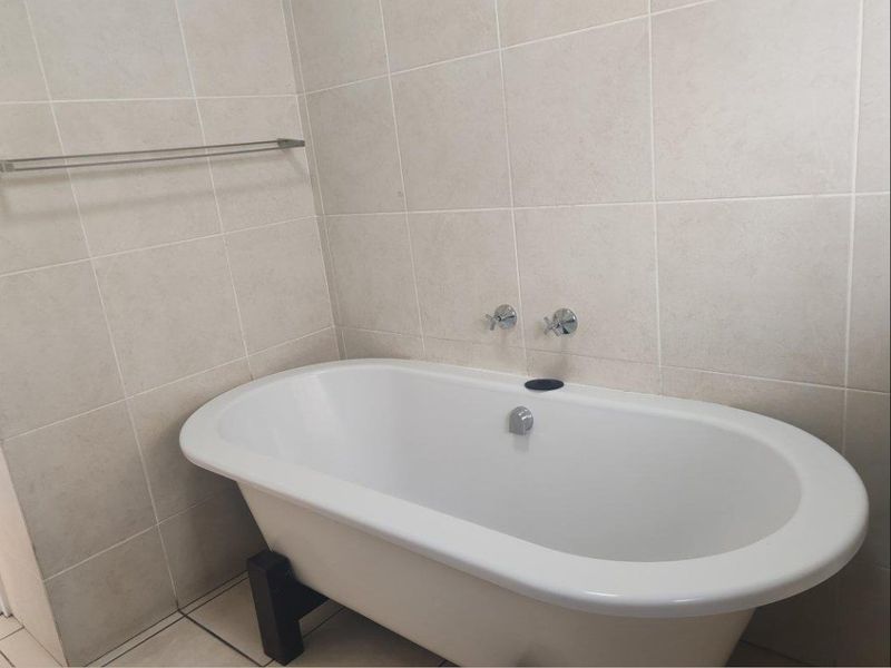 Modern 3 Bedroom Townhouse – Pet Friendly & Secure! - Photo 6