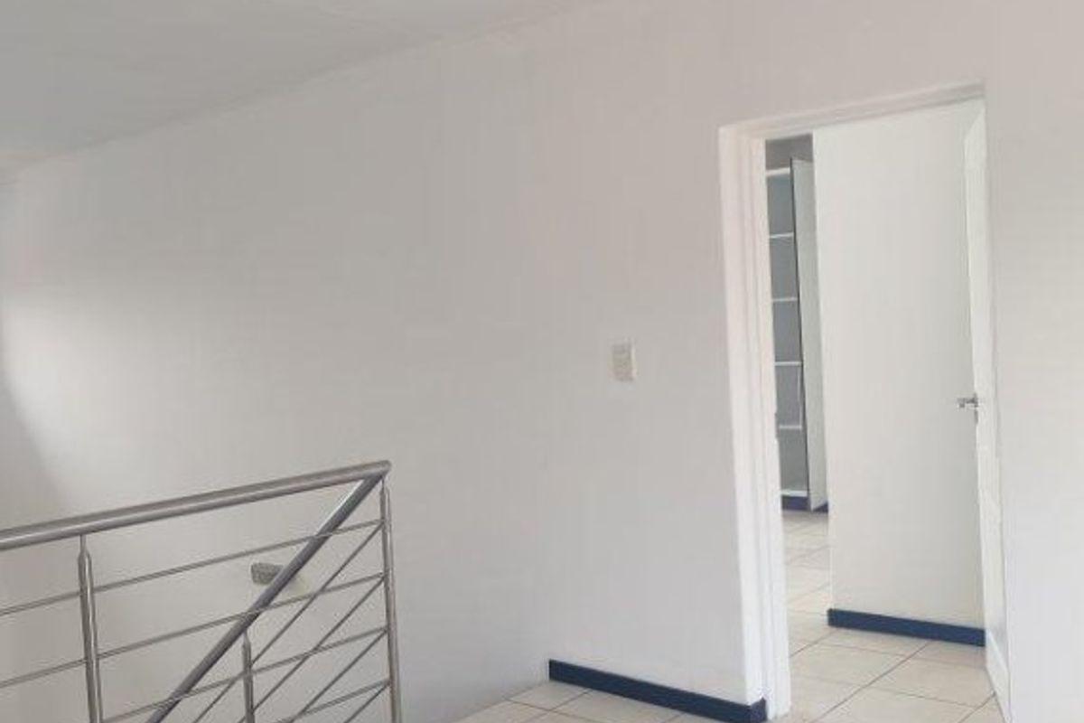 Modern 3 Bedroom Townhouse – Pet Friendly & Secure! - Photo 3