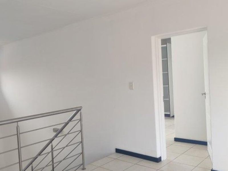 Modern 3 Bedroom Townhouse – Pet Friendly & Secure! - Photo 3