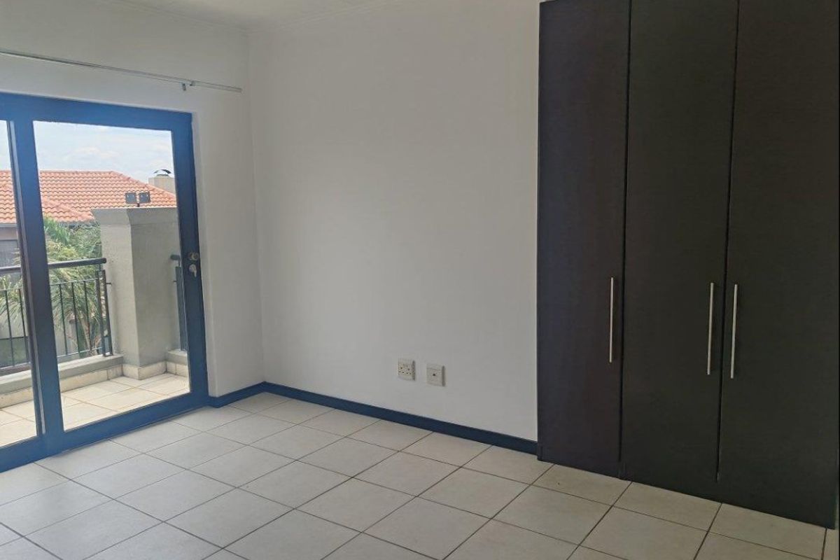 Modern 3 Bedroom Townhouse – Pet Friendly & Secure! - Photo 4