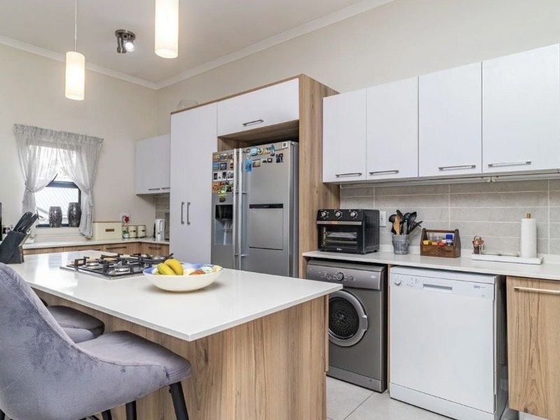 Stylish 2-Bedroom Unit in Secure Lifestyle Estate - Photo 6