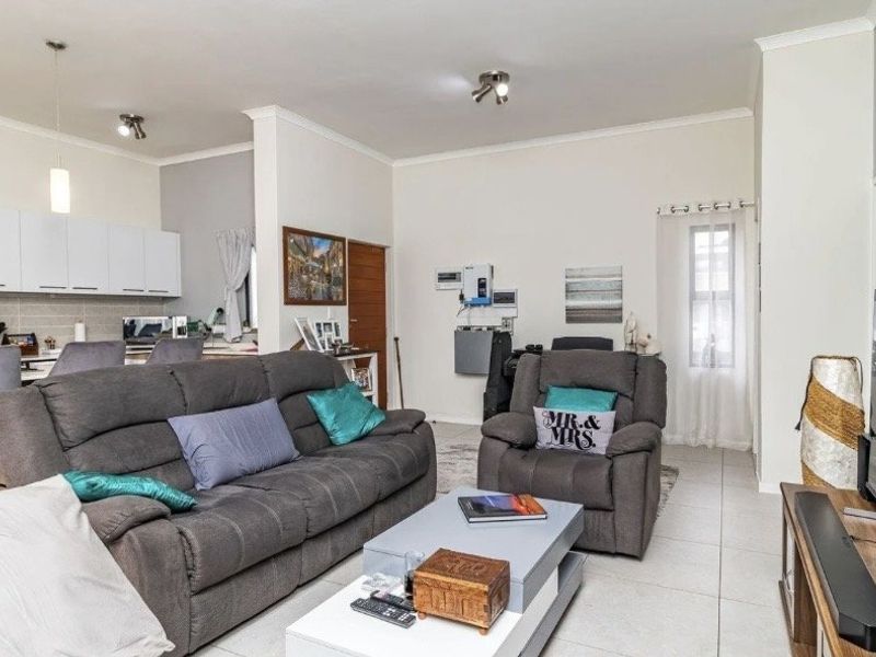 Stylish 2-Bedroom Unit in Secure Lifestyle Estate - Photo 4