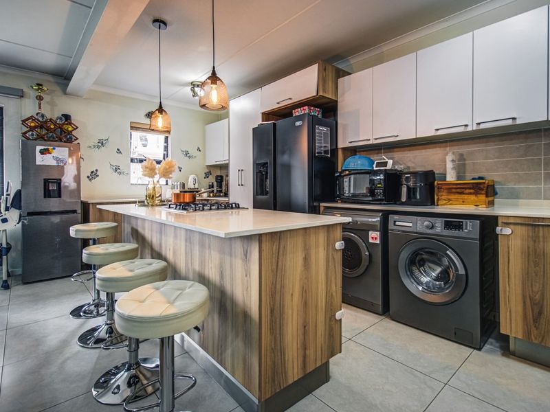 Immaculate 3-Bedroom Corner Unit with Large Wrap-Around Garden in Secure Estate - Photo 10