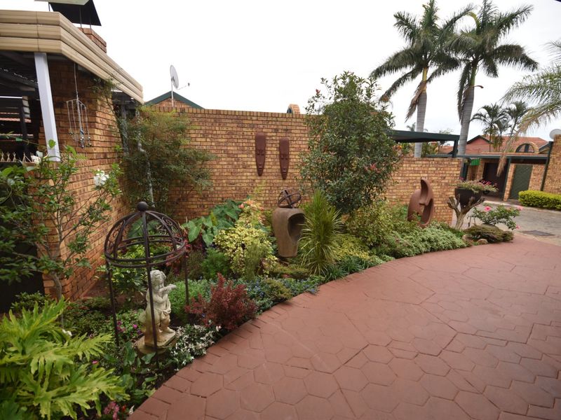 Spacious 3 Bedroom Home Near Schools - Photo 4