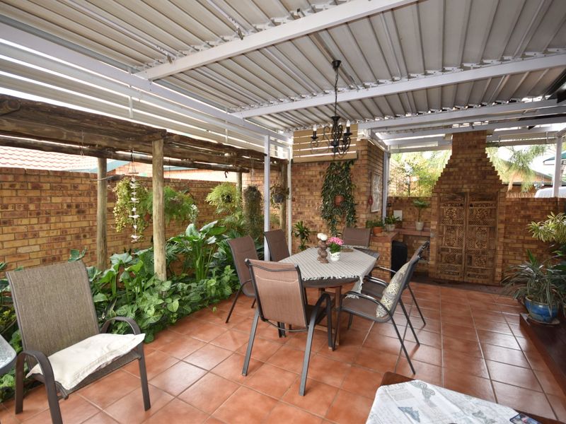 Spacious 3 Bedroom Home Near Schools - Photo 5