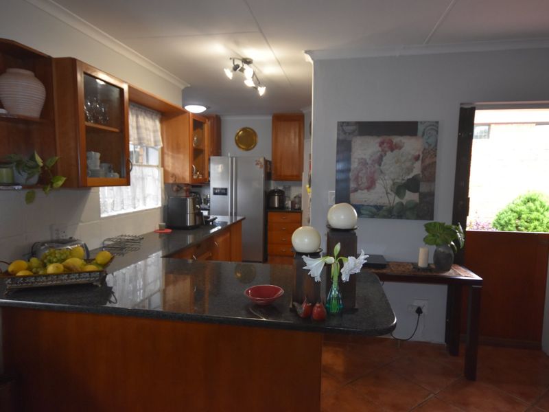 Spacious 3 Bedroom Home Near Schools - Photo 2