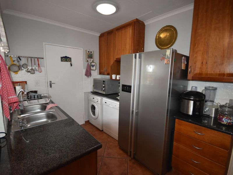 Spacious 3 Bedroom Home Near Schools - Photo 10