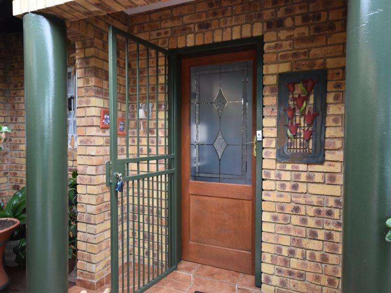 Spacious 3 Bedroom Home Near Schools - Photo 9