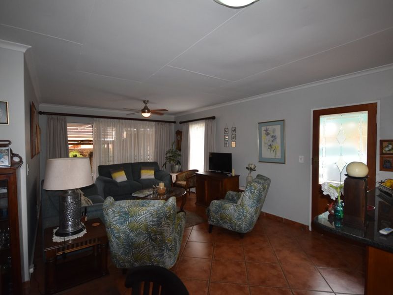 Spacious 3 Bedroom Home Near Schools - Photo 8