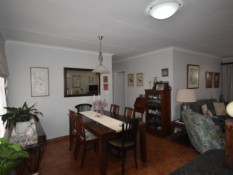 Spacious 3 Bedroom Home Near Schools - Photo 7