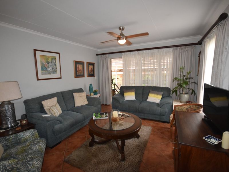 Spacious 3 Bedroom Home Near Schools - Photo 6