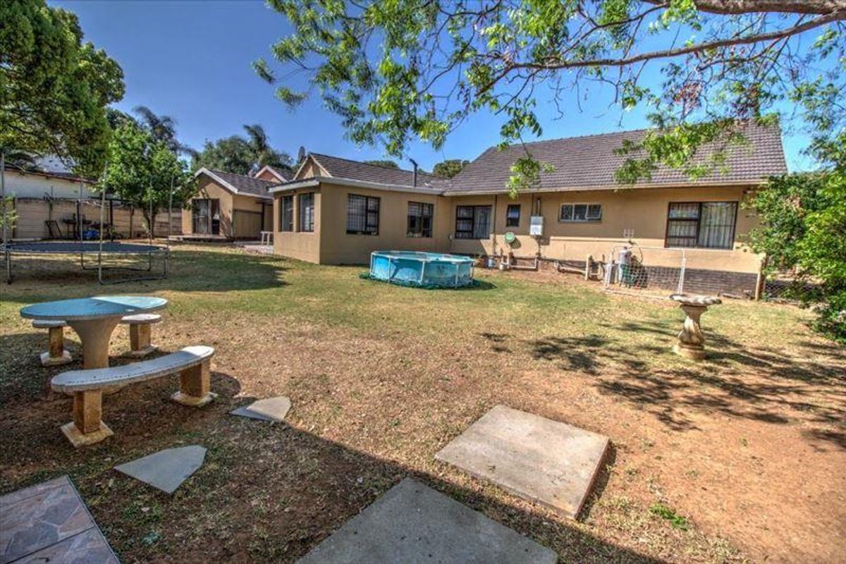 Luxurious Family Home with Modern Amenities - Photo 3