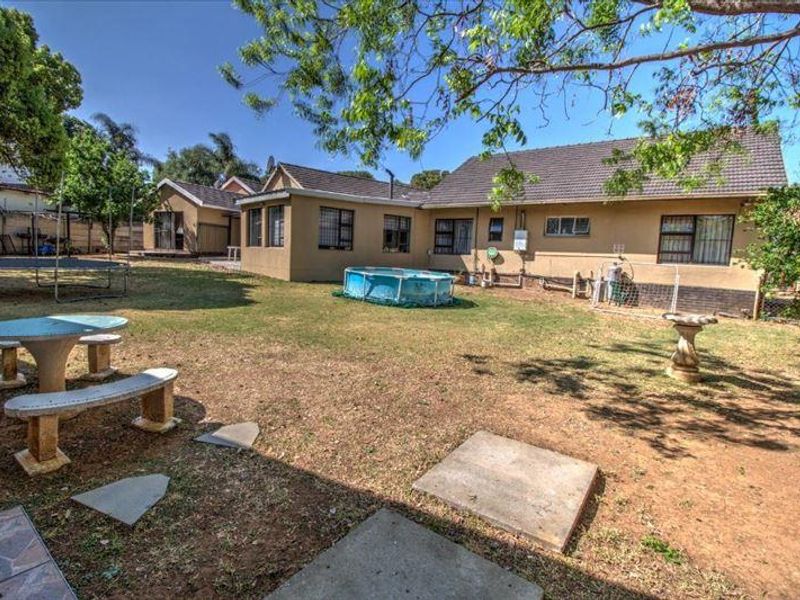 Luxurious Family Home with Modern Amenities - Photo 3